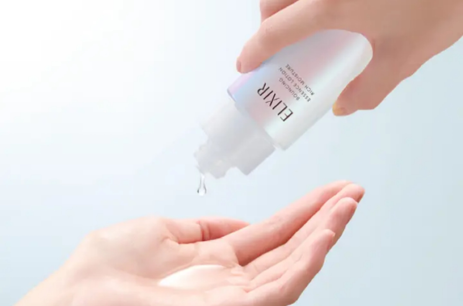 「ELIXIR(エリクシール) リフトモイスト ローション/エマルジョン」を手に取り出している画像