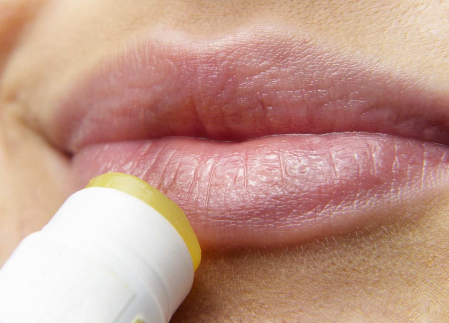 リップクリームを塗って清潔感のある唇になった男性の画像