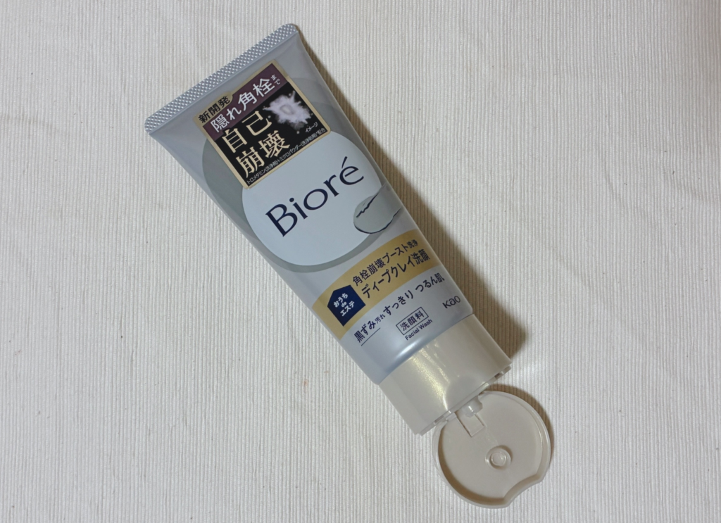 「ビオレ おうちdeエステ ディープクレイ洗顔」(角栓崩壊洗顔)のキャップを開けた状態の商品画像